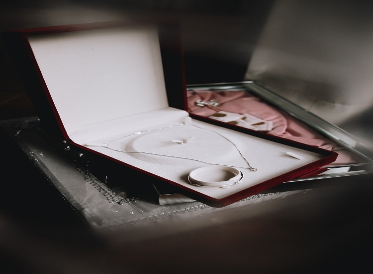 Consumer Advice on Buying a Jewelry Box